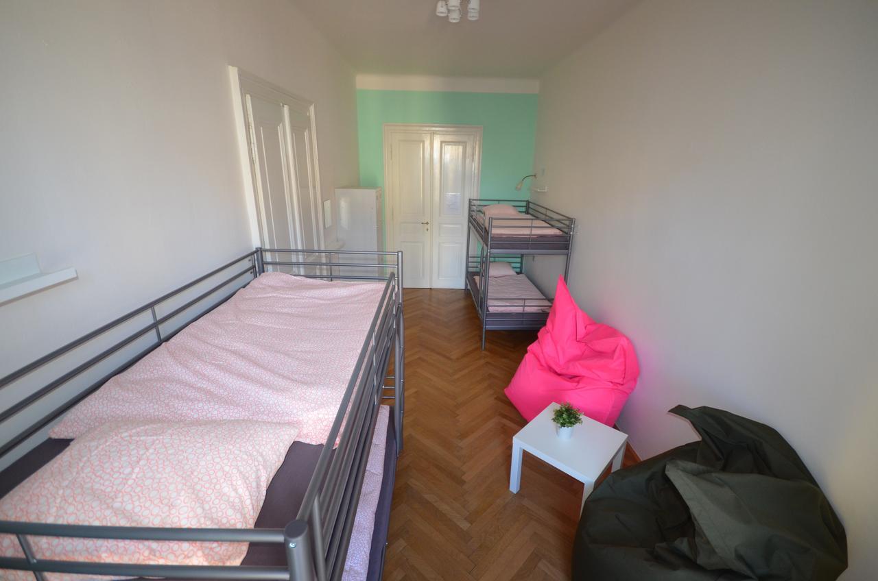 Posto Letto in Dormitorio Misto con 12 Letti