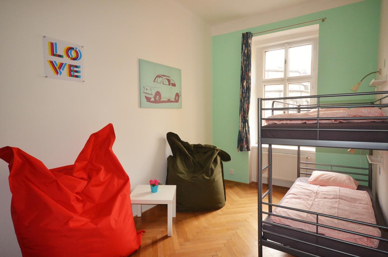 Posto Letto in Dormitorio Misto con 4 Letti