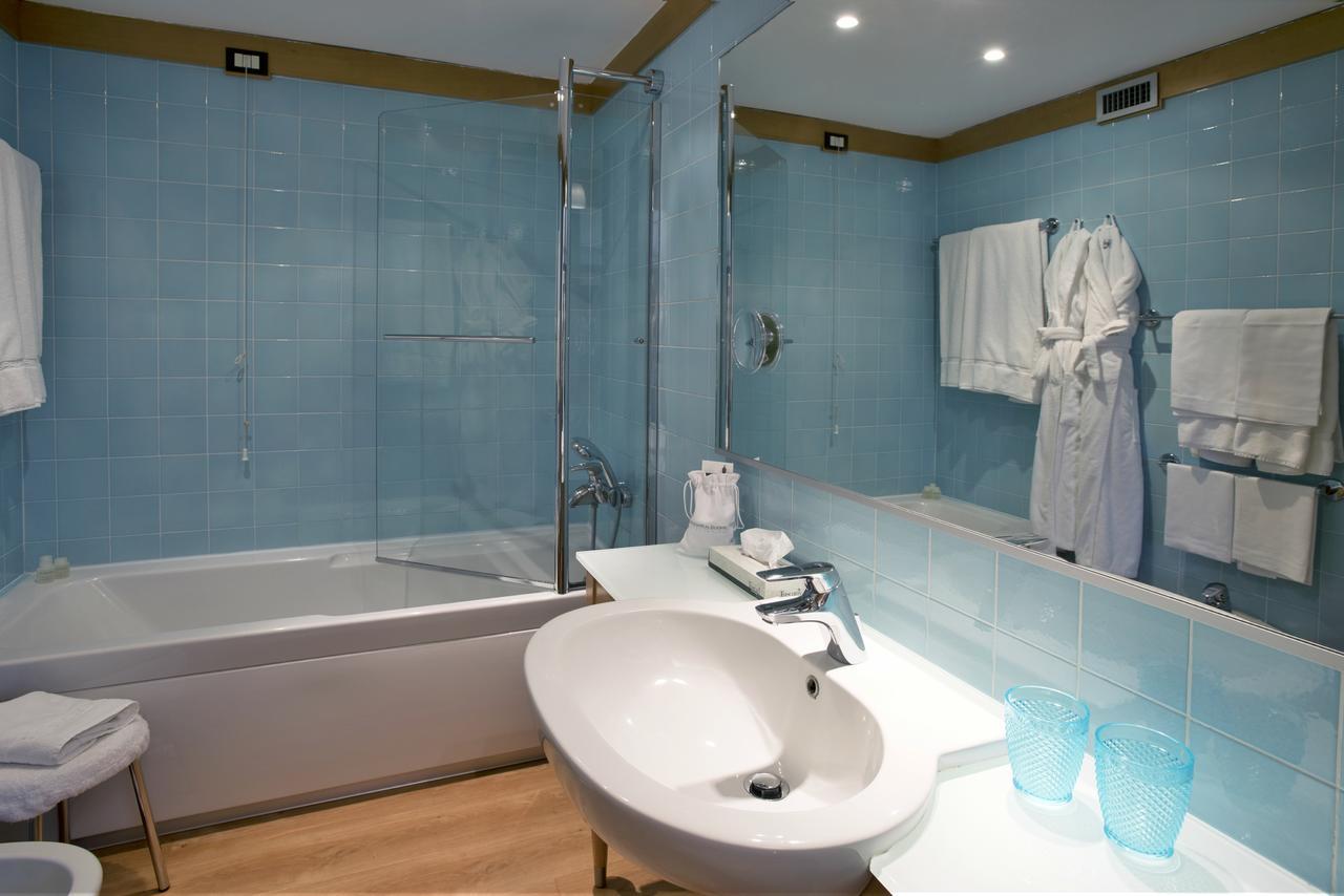 Deluxe Double Room Bath,885602086:JPEG