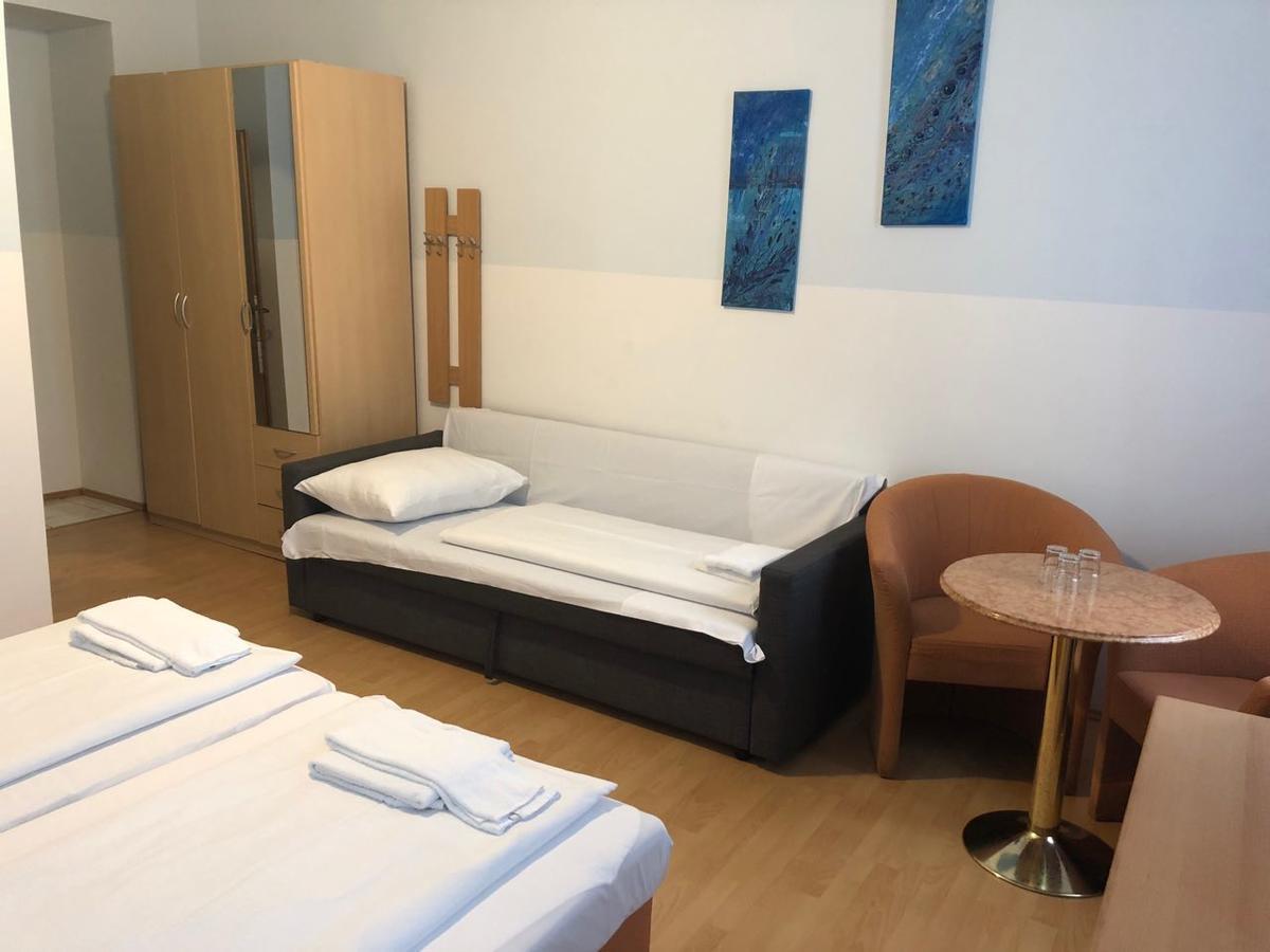 Single Room,549375153:JPEG