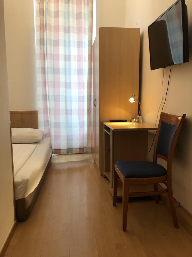 Single Room,549375153:JPEG