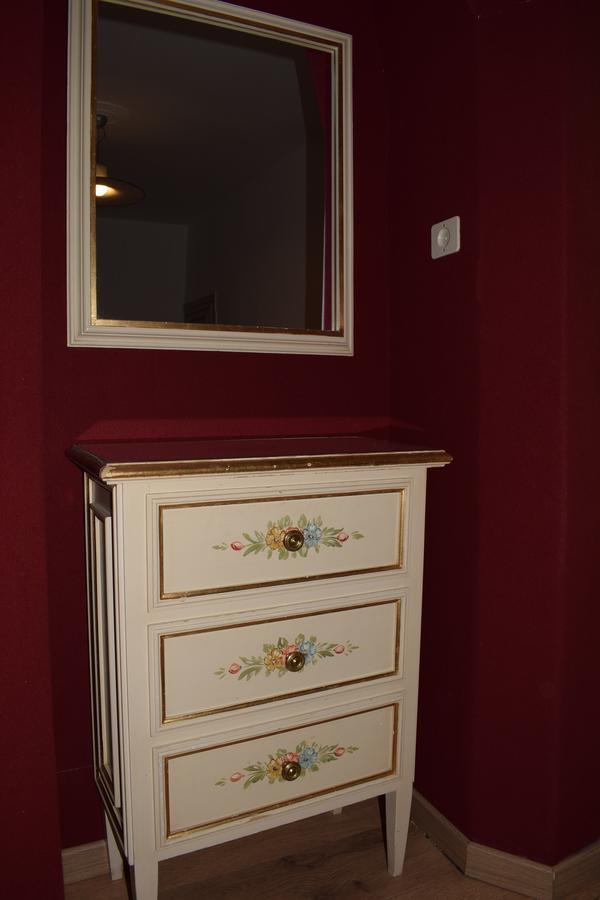 Single Room,560478072:JPEG