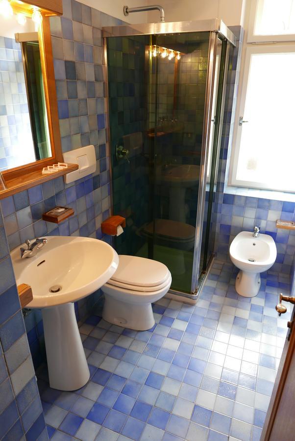 Twin Room Bathroom,604921923:JPEG