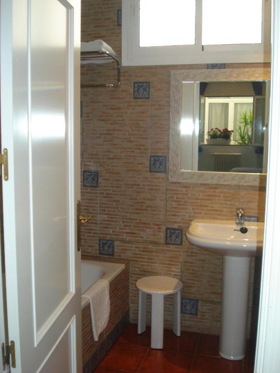 Interior Double or Twin Room,109205763:JPEG