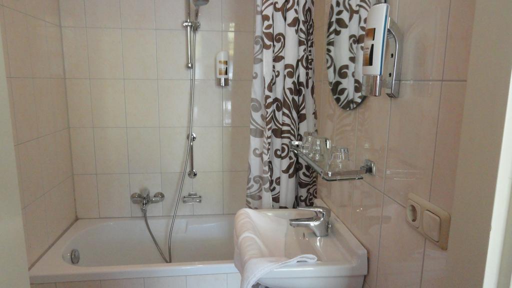 Standard Double or Twin Room,287348832:JPEG