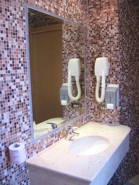 Triple Room,670424121:JPEG