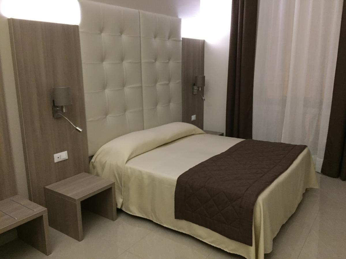 Small Double Room,631164921:JPEG