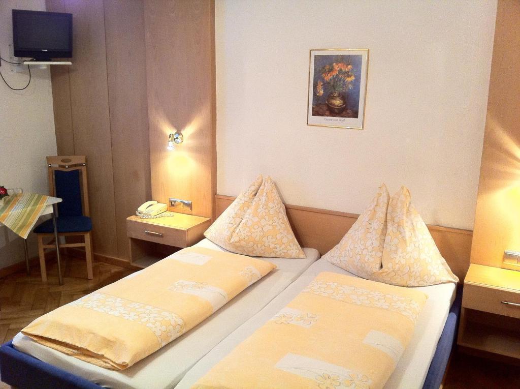 Single Room,443731623:JPEG