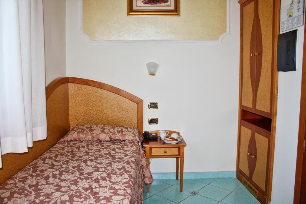 Single Room,1580329787:JPEG