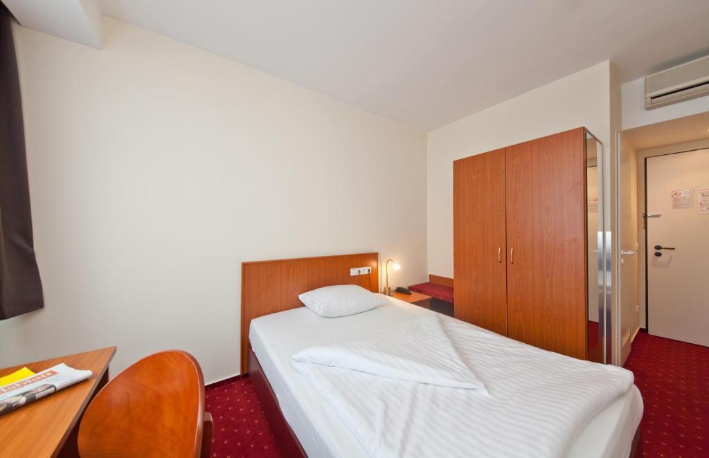 Single Room Queen Bed,63763801:JPEG