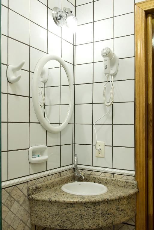 Quarto com Cama de Casal ou 2 de Solteiro e Banheiro Privativo