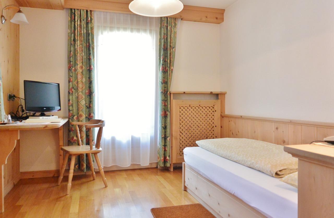 Single Room,640481754:JPEG