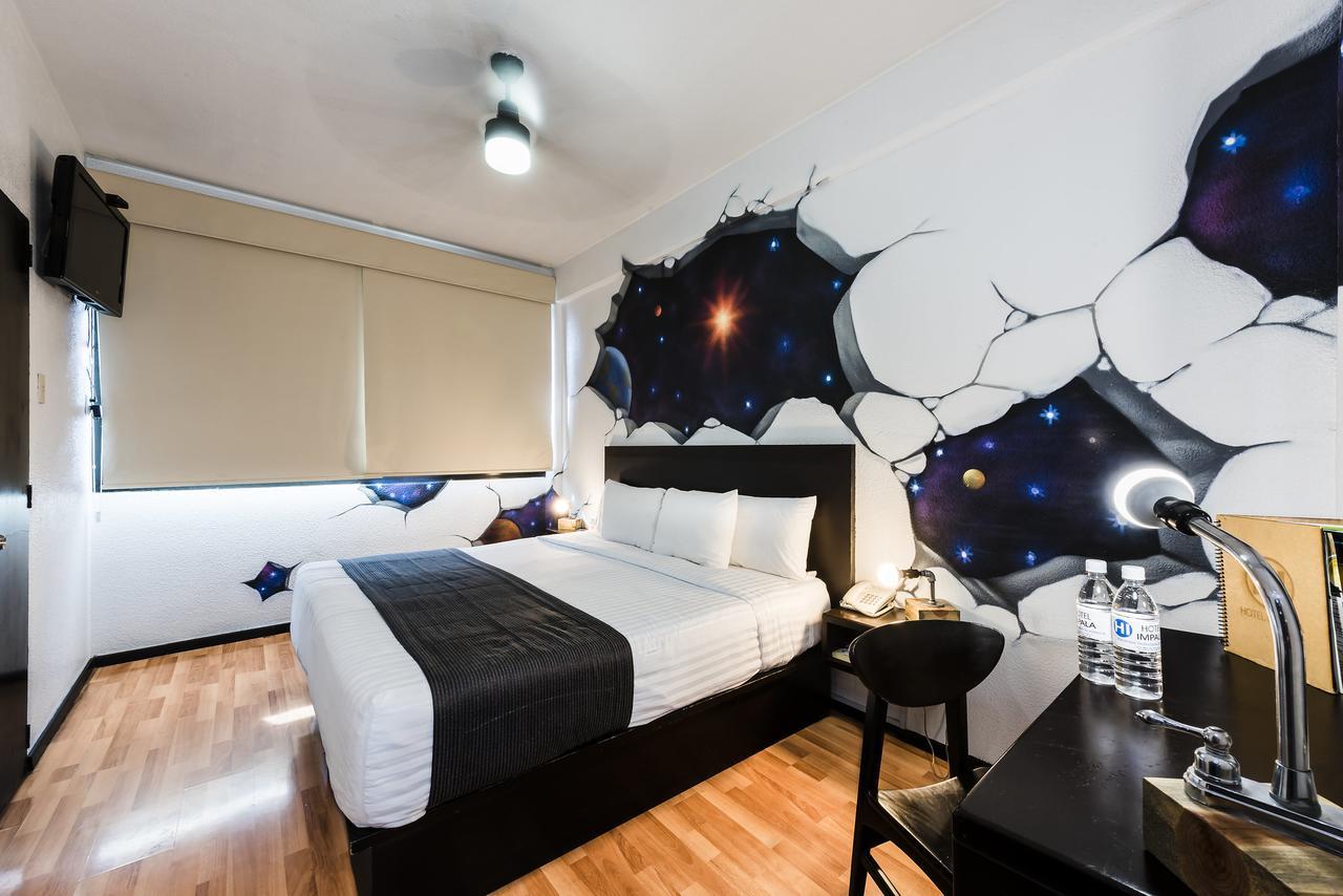 Habitación con cama extragrande.
