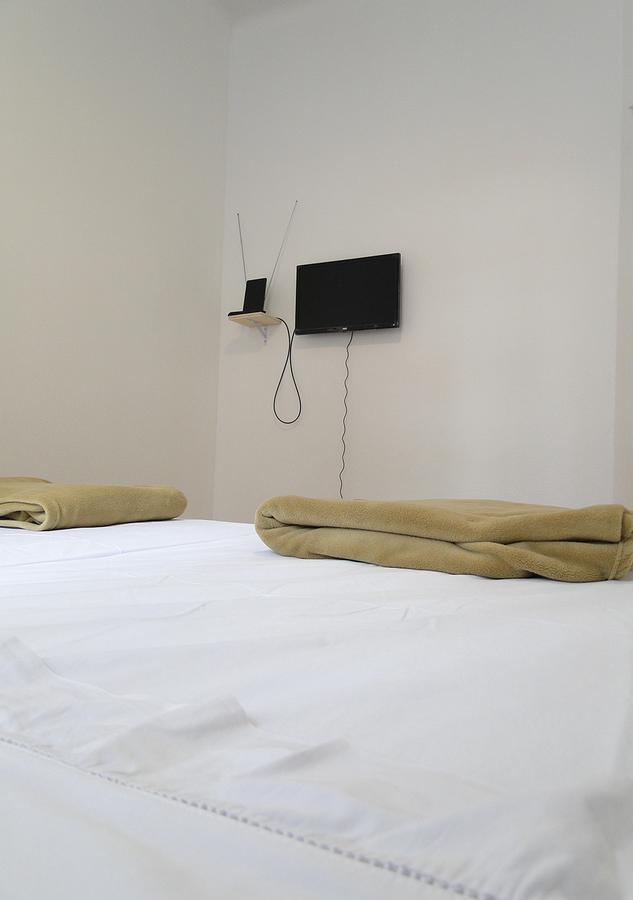 Quarto com Cama de Casal ou 2 de Solteiro e Banheiro Compartilhado