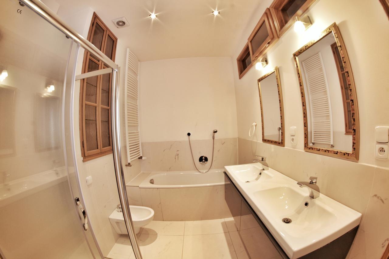 Single Room,640979418:JPEG