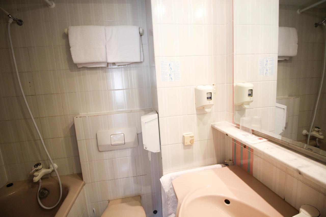 Quadruple Room Bathroom,1105688475:JPEG