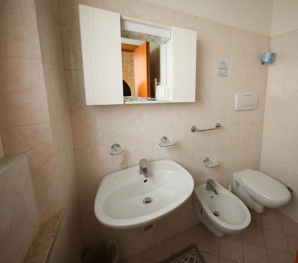 Single Room,642775749:JPEG