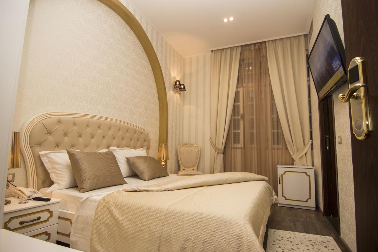 Habitación con cama extragrande.