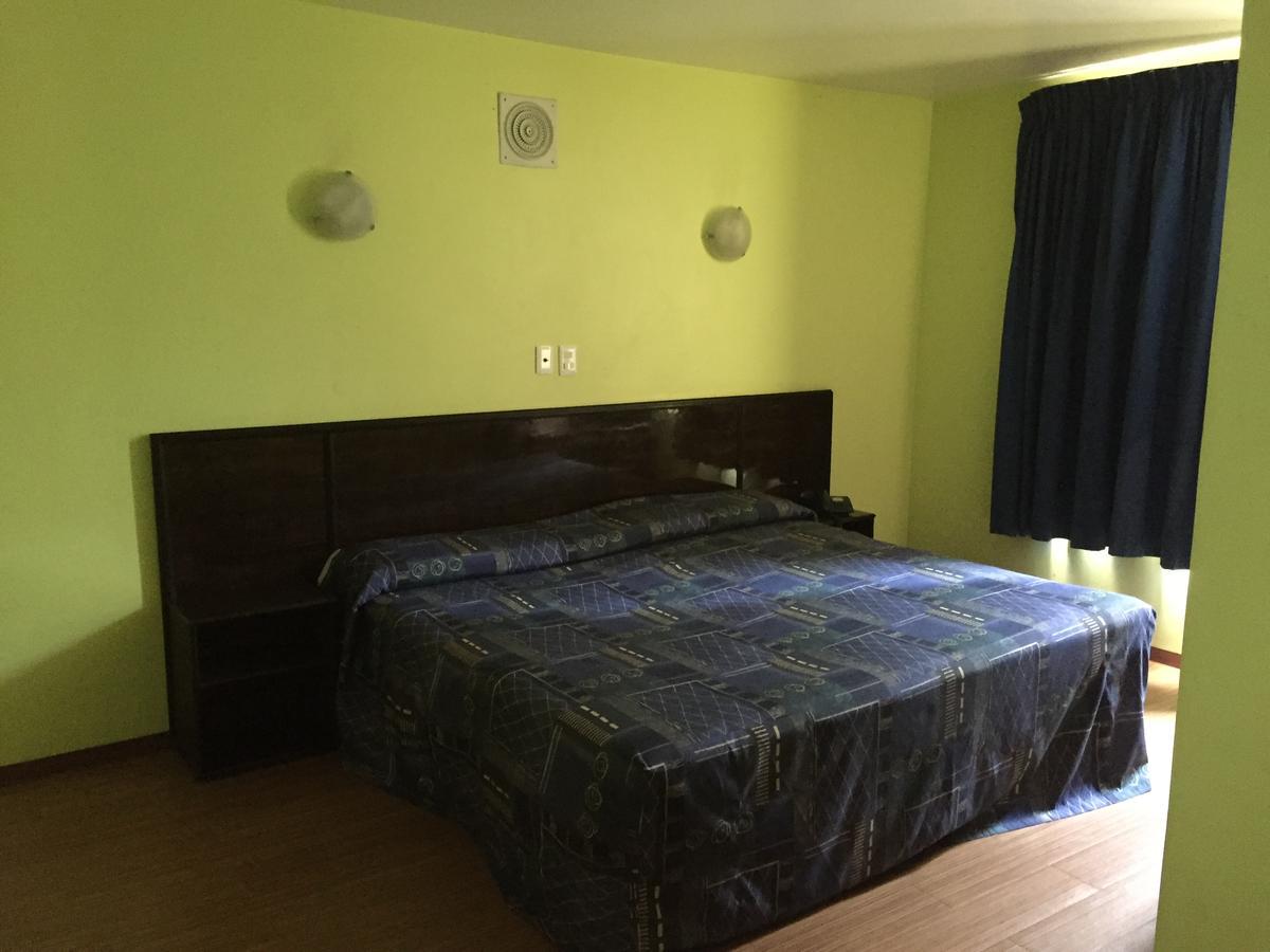 Habitación con cama extragrande.