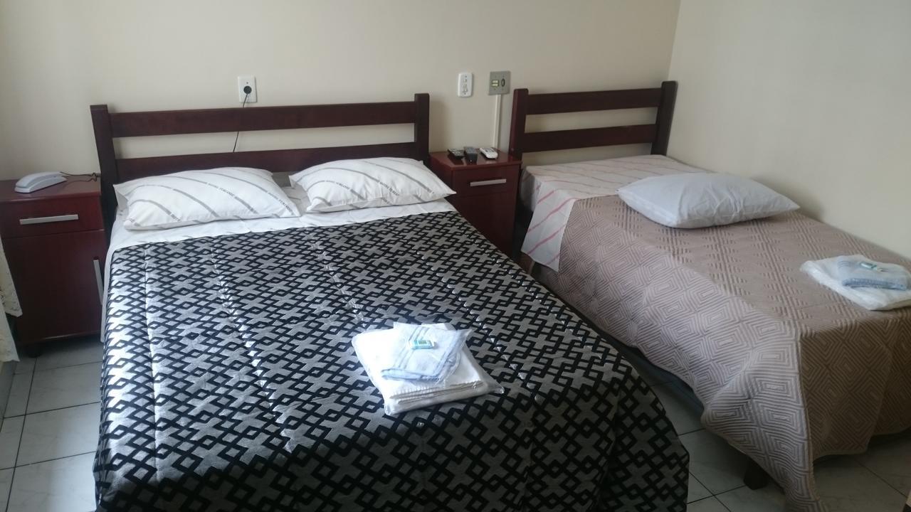 Quarto com 2 Camas de Solteiro