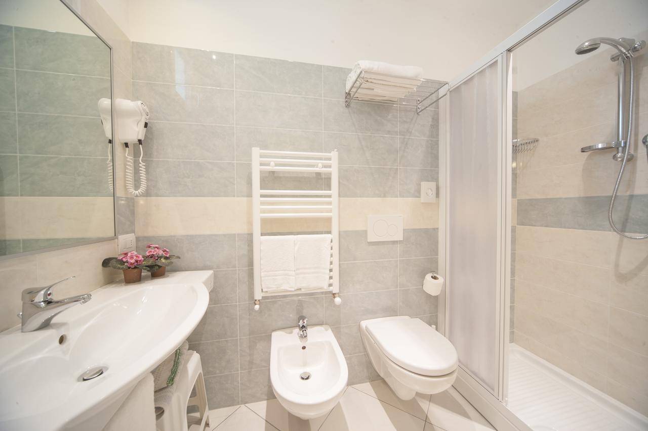 Standard Double or Twin Room,646903839:JPEG