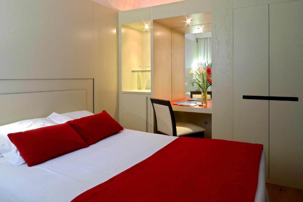 Small Double Room,307256176:JPEG