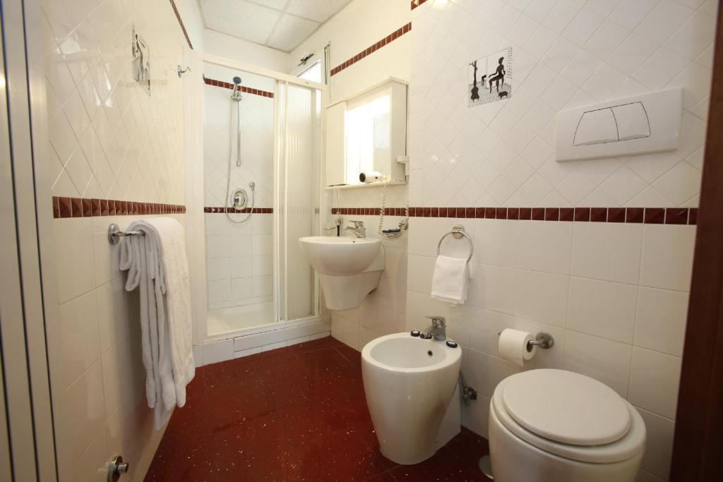 Quarto com 2 Camas de Solteiro e Banheiro Privativo Externo