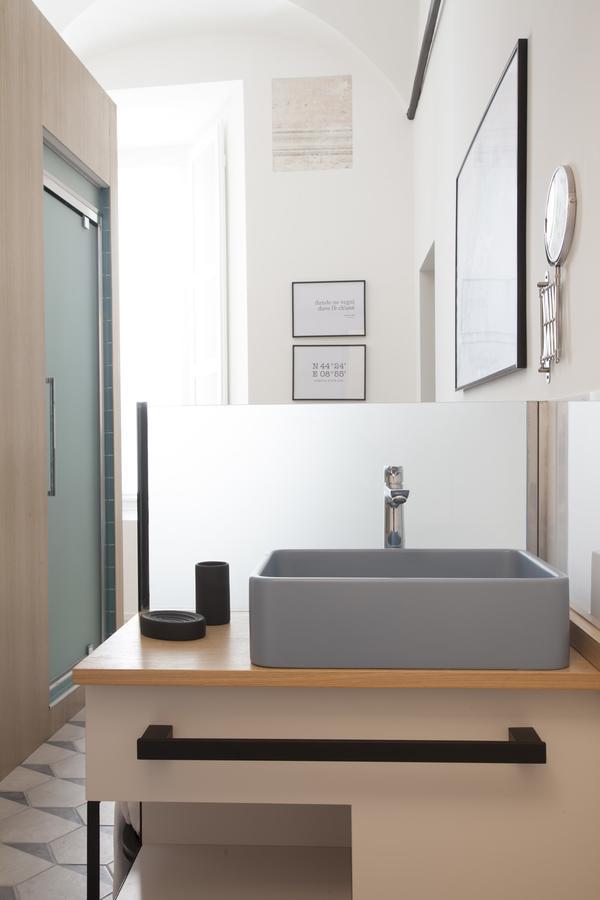 Small Single Room,663606954:JPEG