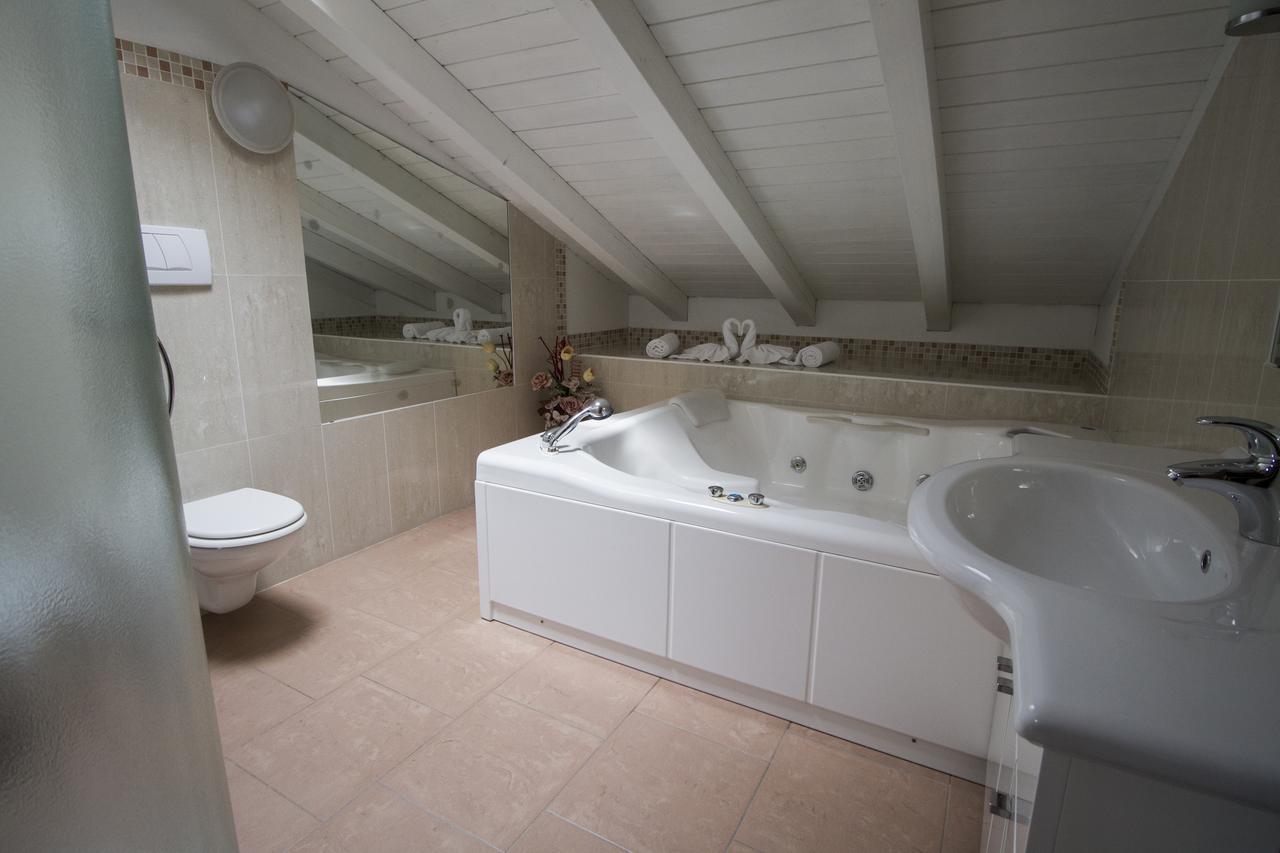 Deluxe Suite Spa Bath,1675845894:JPEG