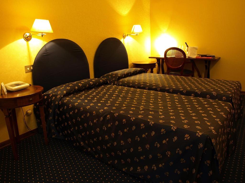 Economy Double or Twin Room,79979241:JPEG