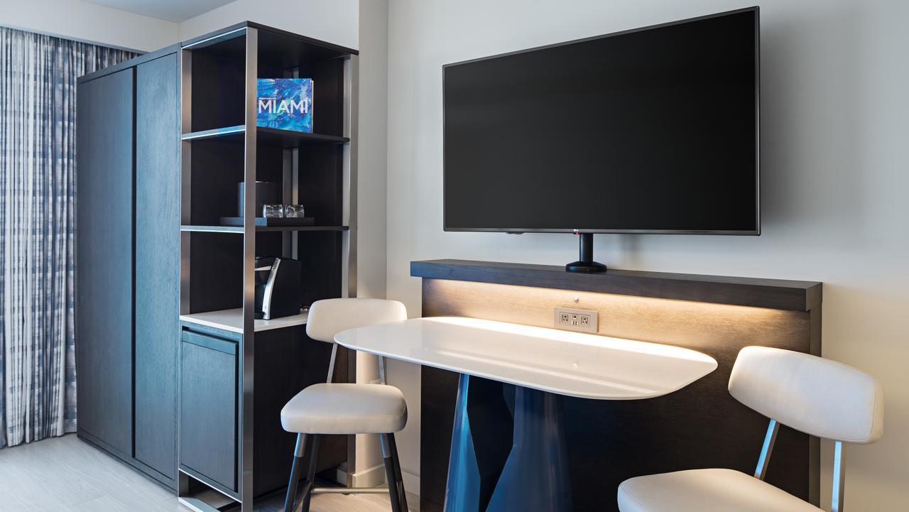 Habitación con 2 camas grandes, balcón y bañera adaptada para personas de movilidad reducida