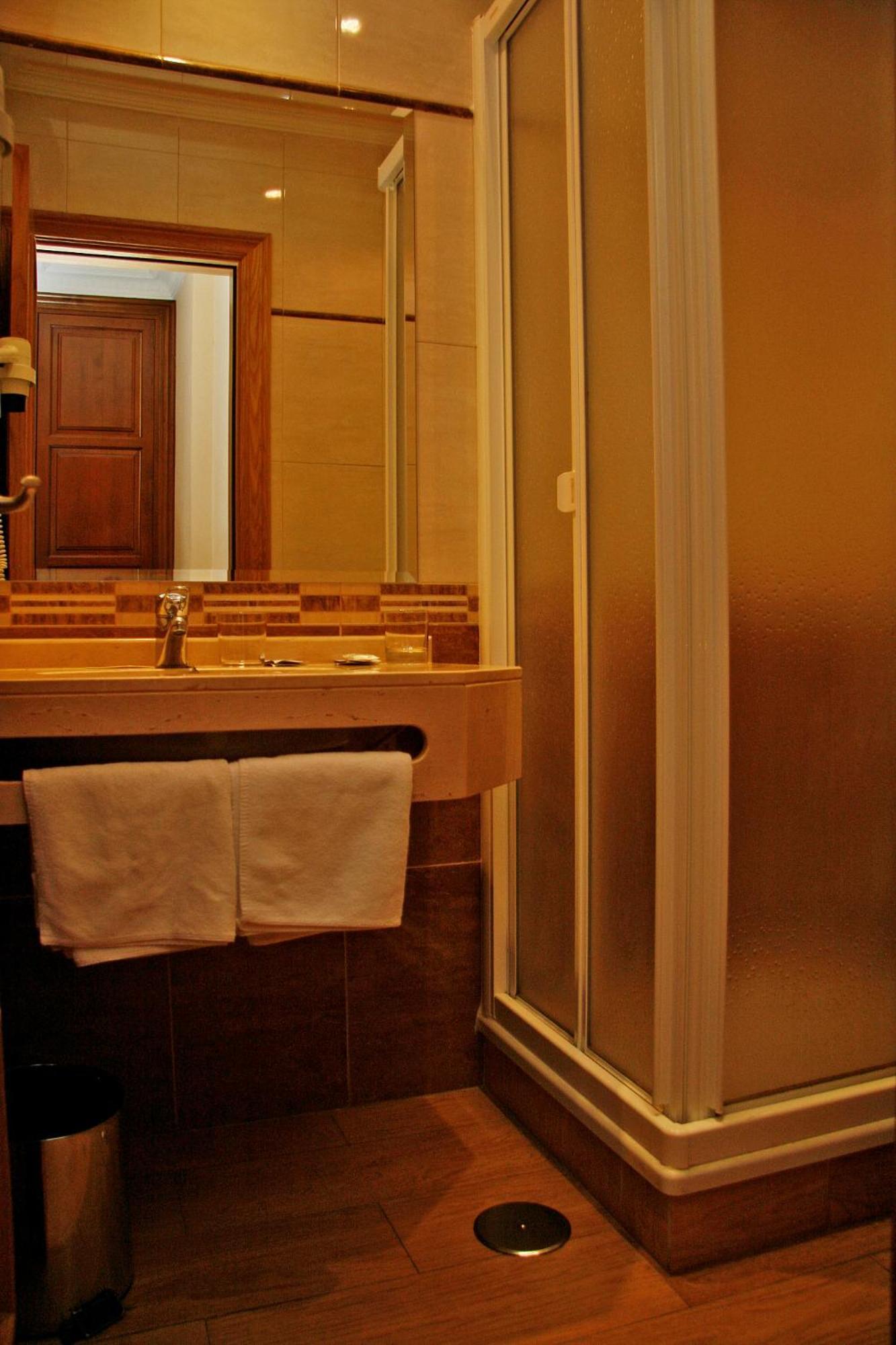 Triple Room,685072251:JPEG