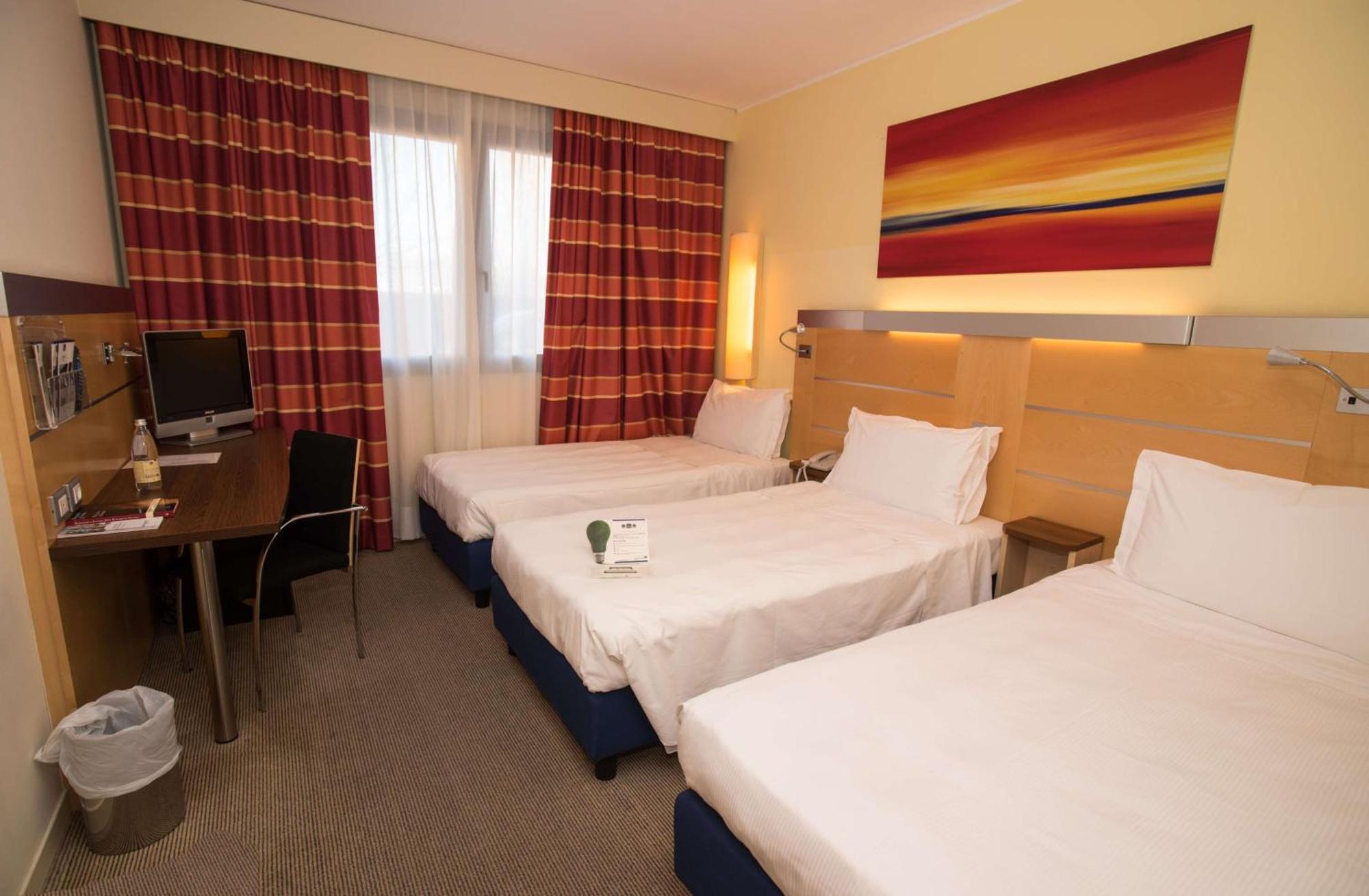 Classic Triple Room Three Single Beds,1742590546:JPEG