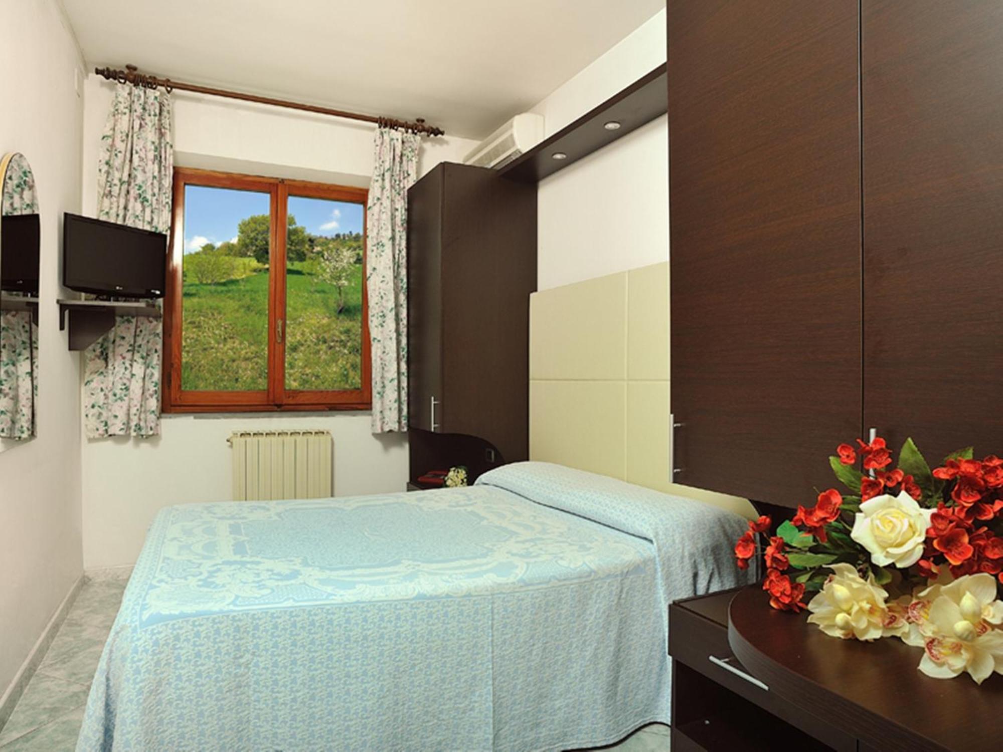 Single Room,685801428:JPEG