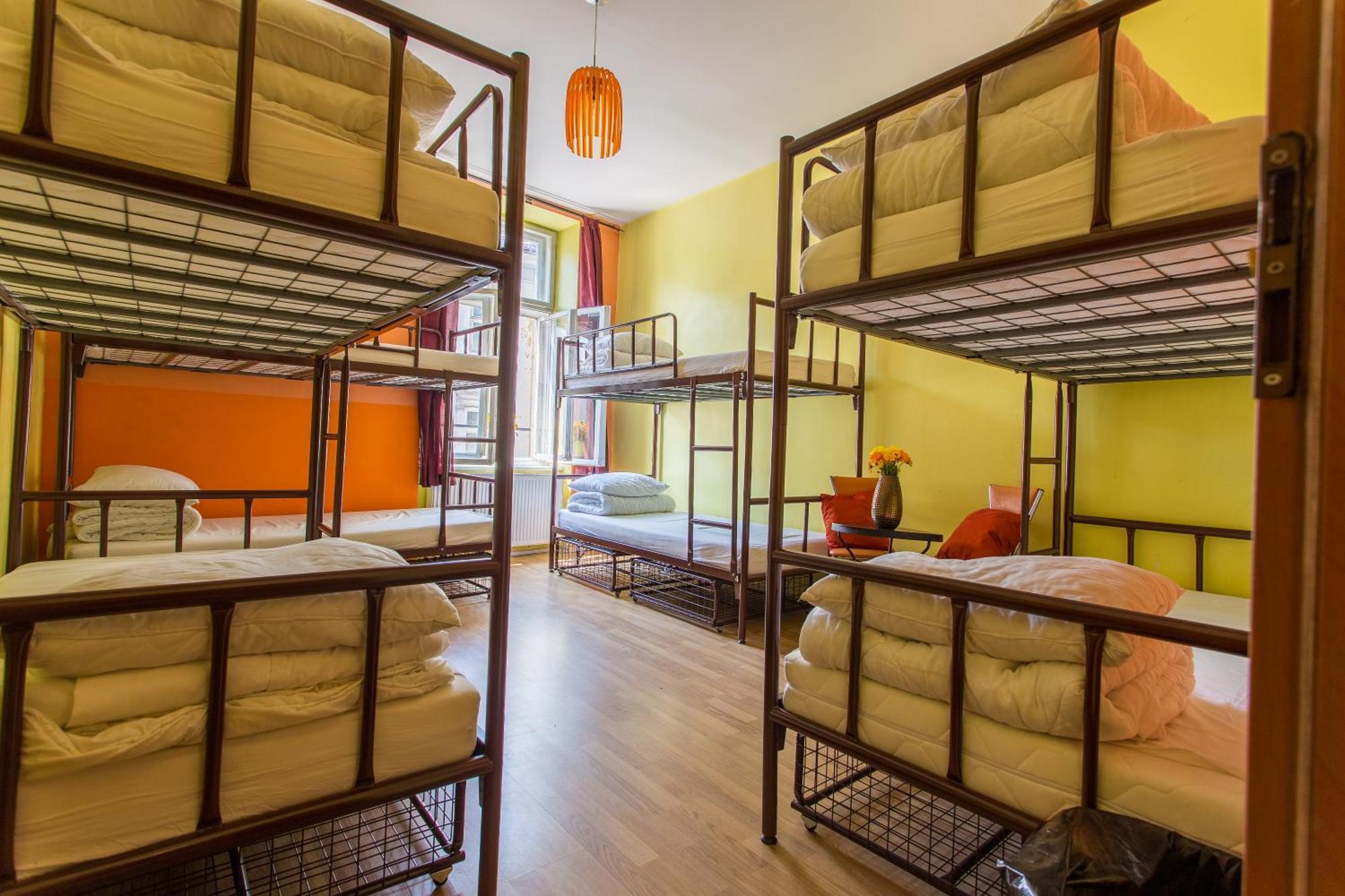 Bed in 8-Person Room with shared bathroom,1008732700:JPEG