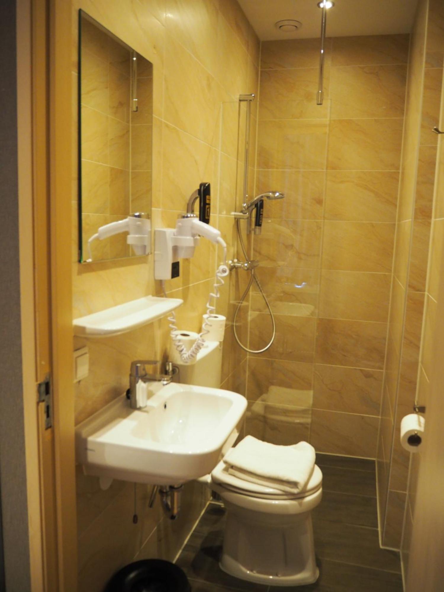 Standard Double Room,215239802:JPEG