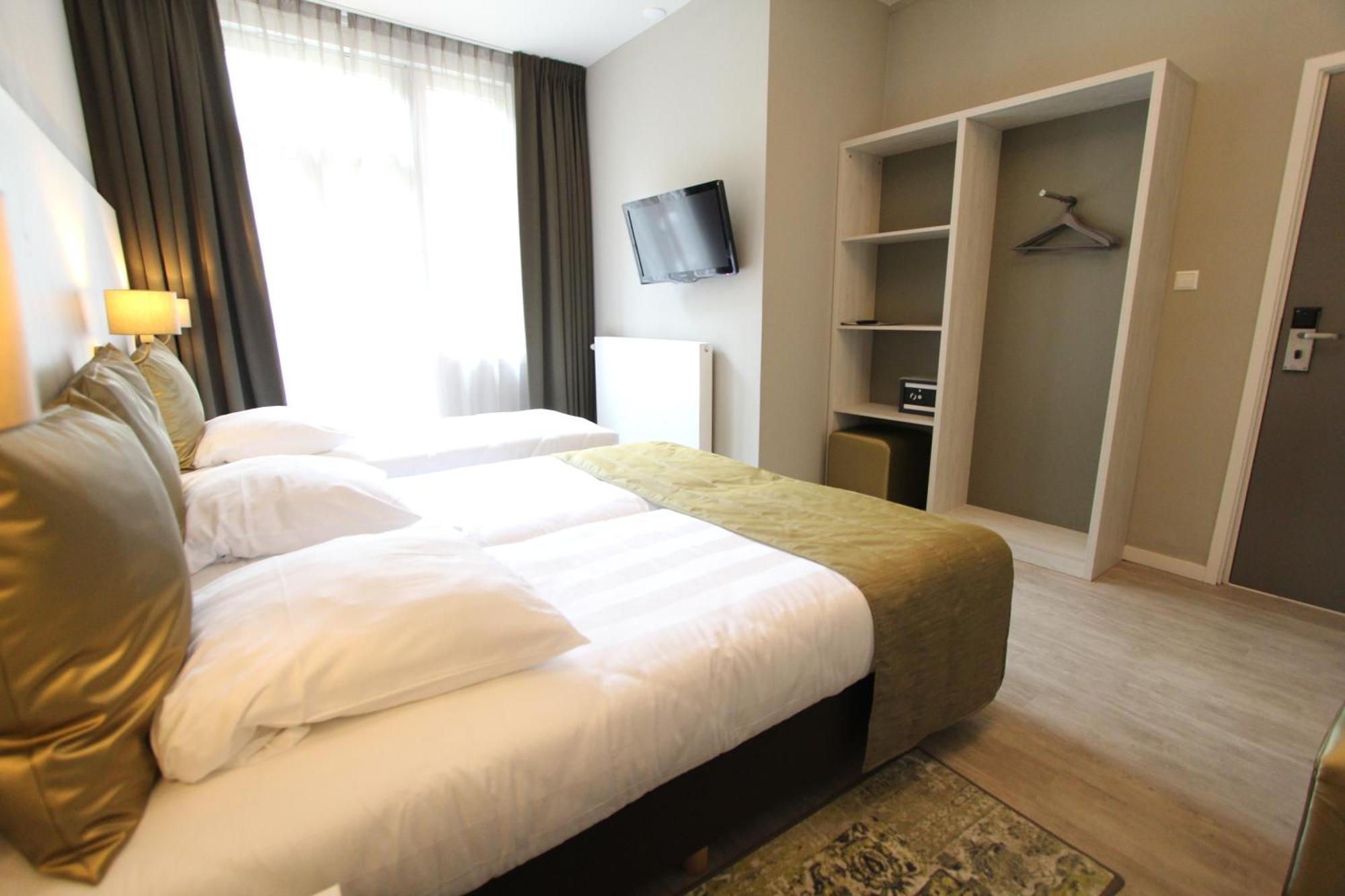 Classic Triple Room,688383402:JPEG