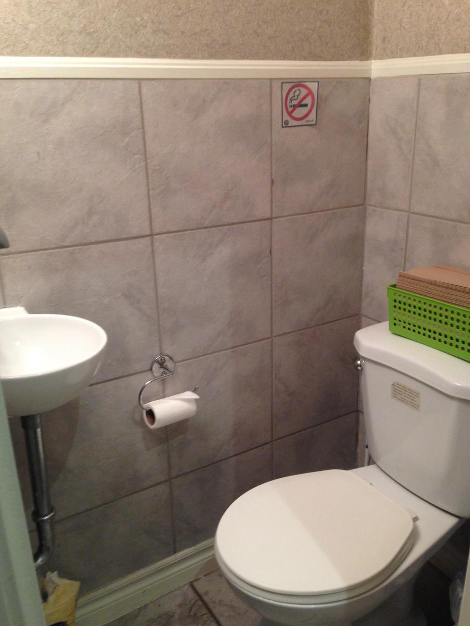 Habitación Básica con cama doble y baño compartido