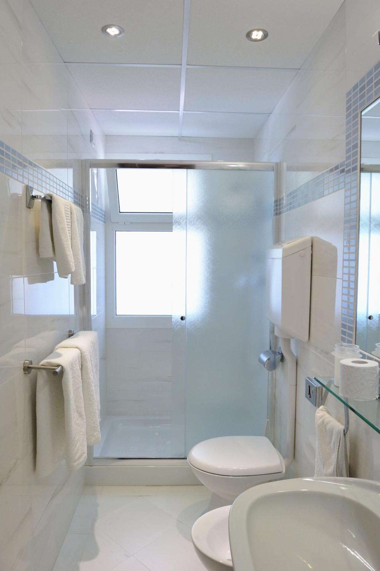 Triple Room,1683810046:JPEG