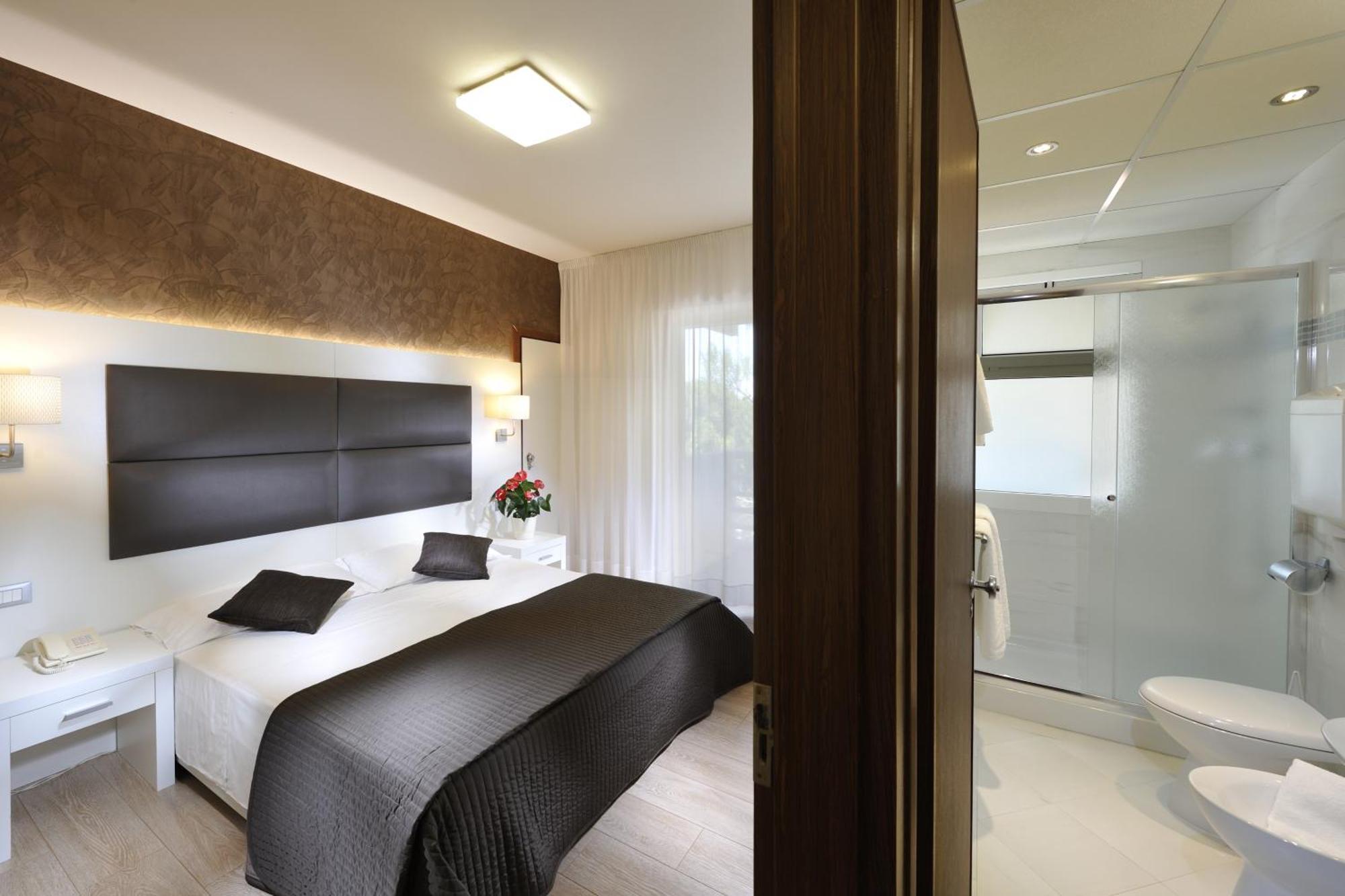 Double Room,689111838:JPEG