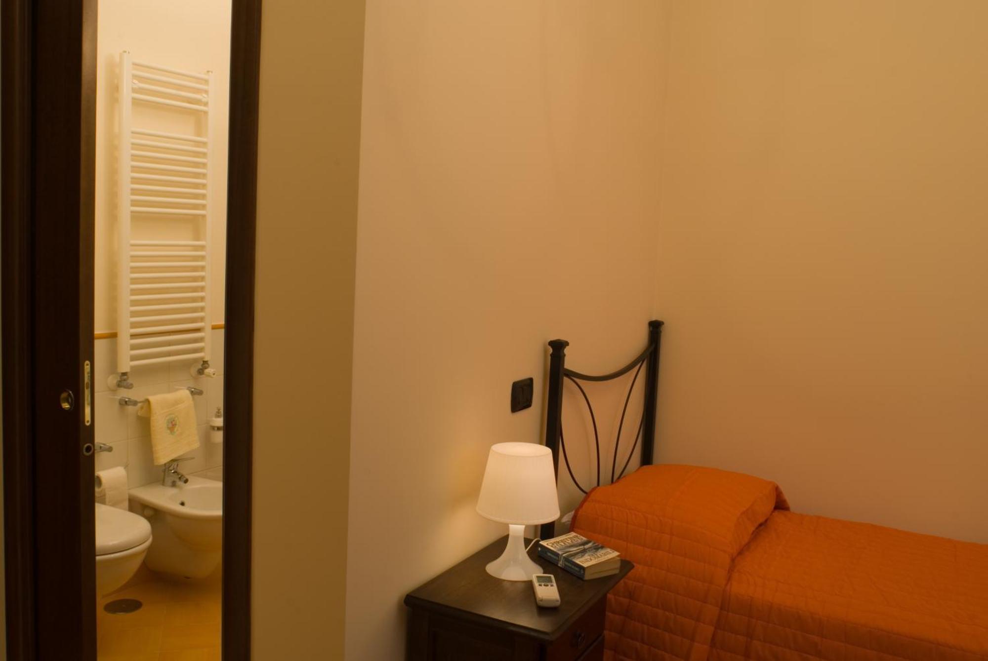 Single Room,690595533:JPEG