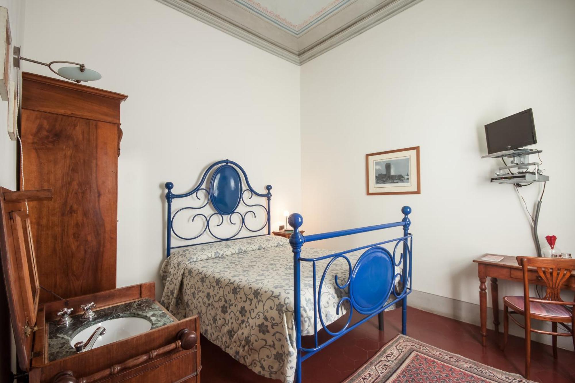 Double Room French Bed Private External Bathroom,1215991381:JPEG