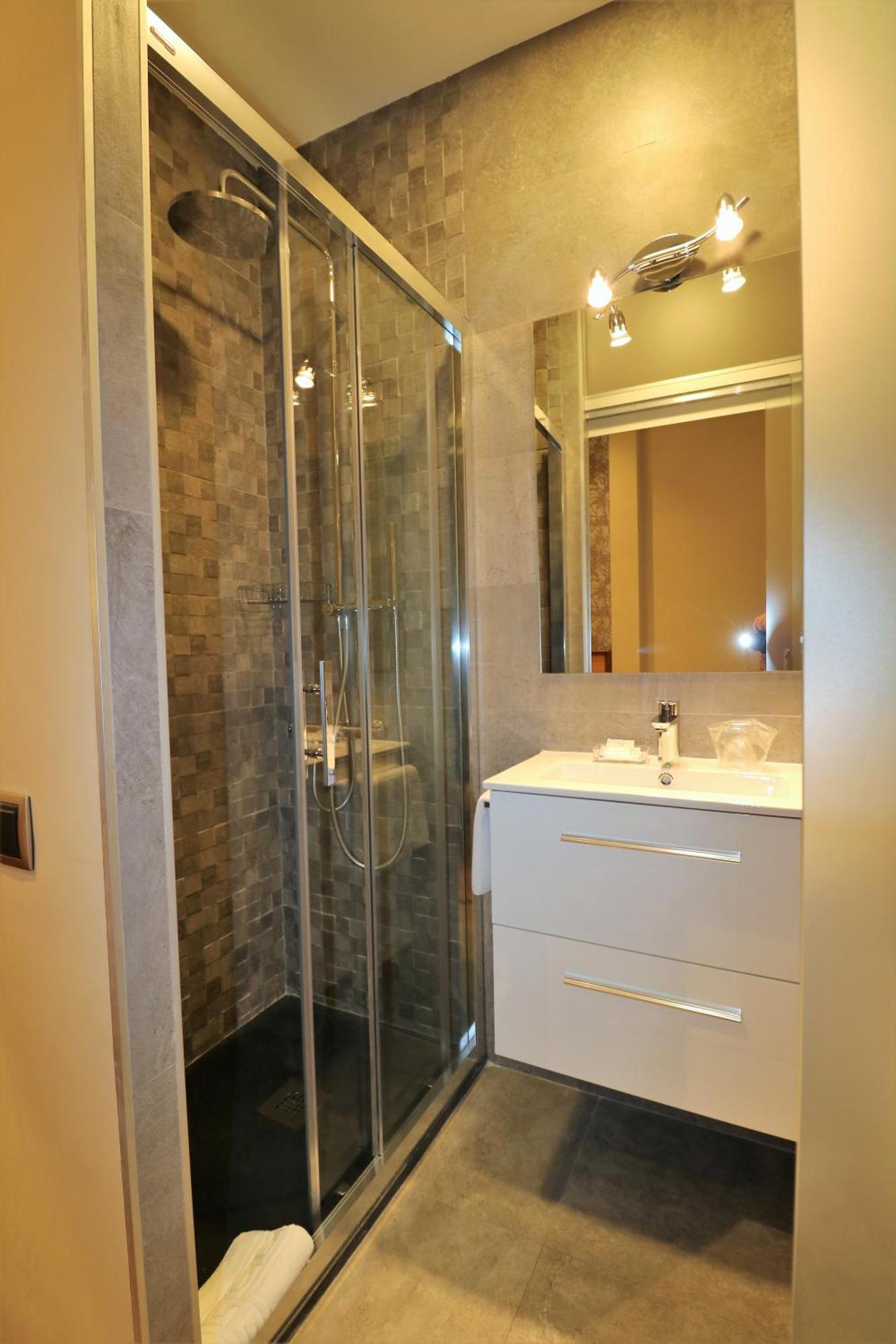 Single Room,693041844:JPEG