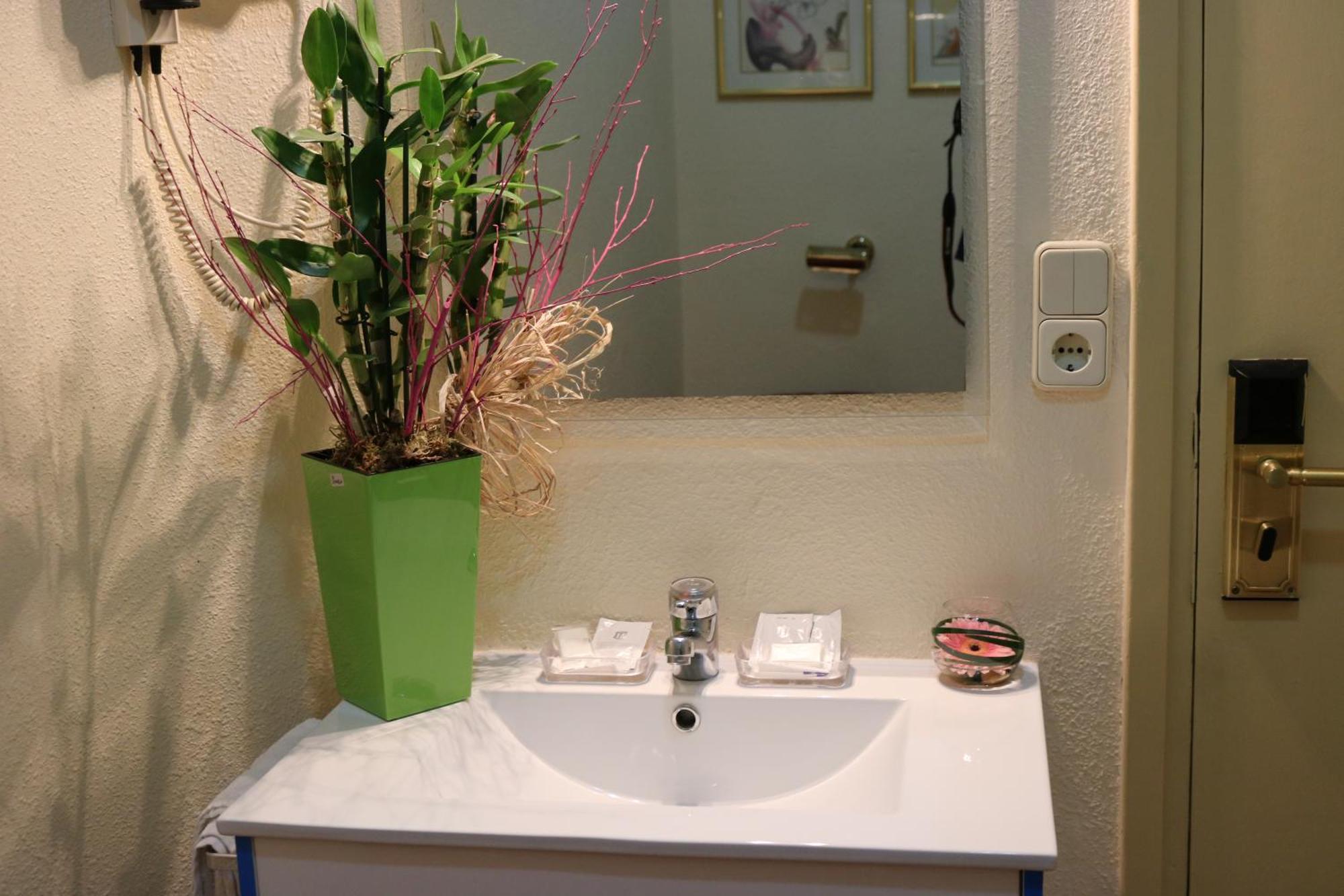 Budget Single Room with Shared Bathroom,1729990435:JPEG