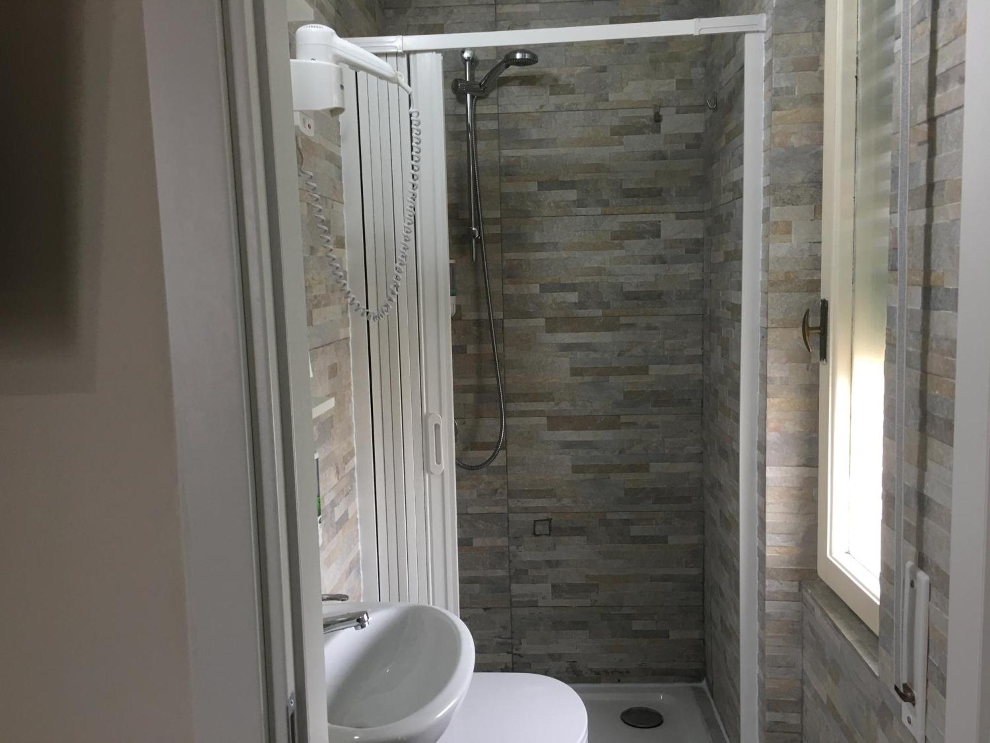 Twin Room Bathroom,442682511:JPEG
