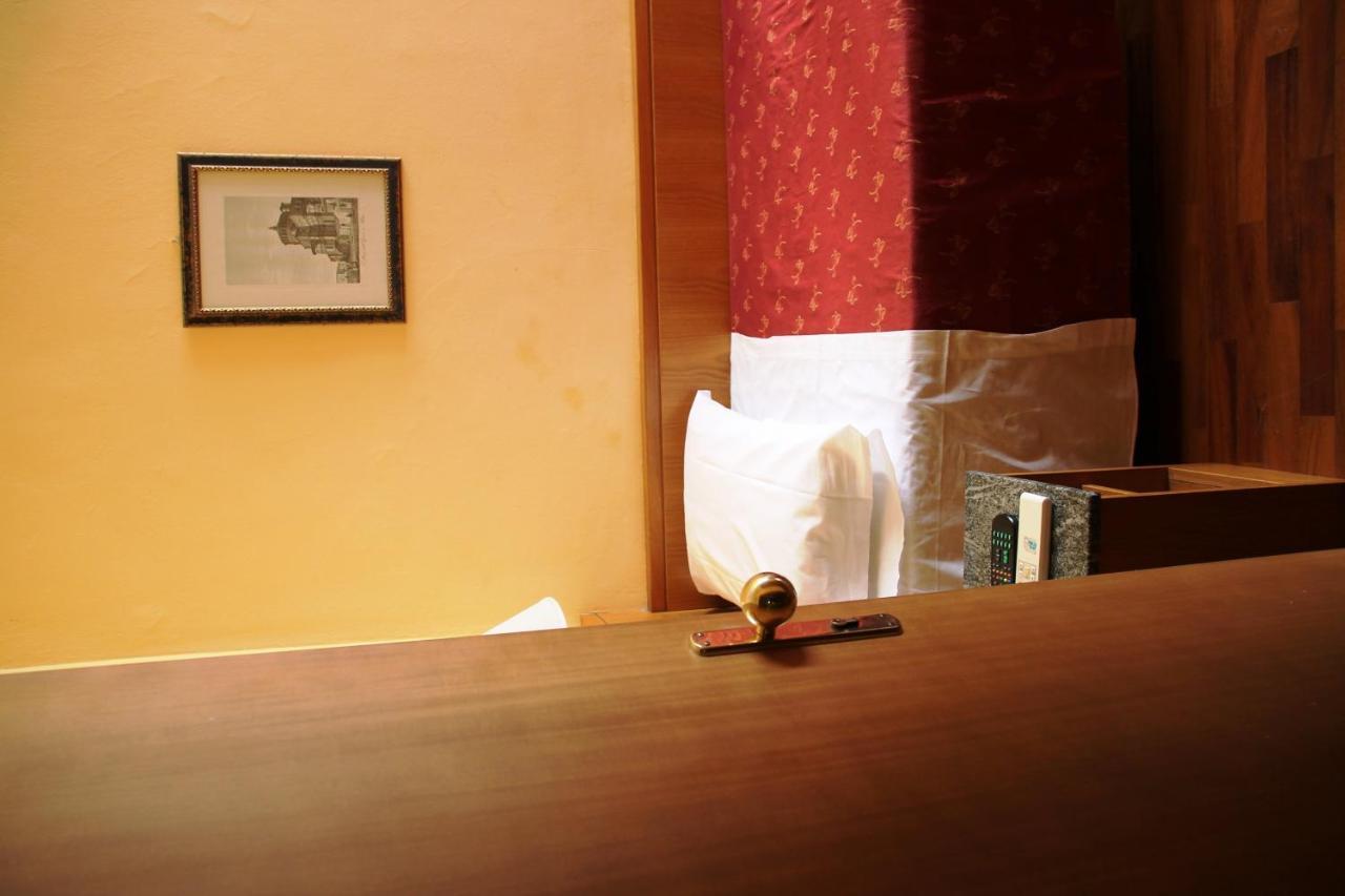 Single Room,695442402:JPEG