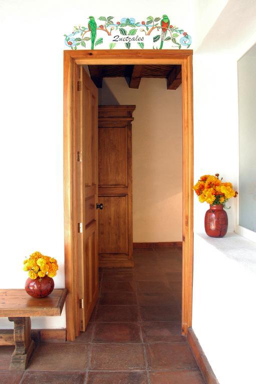 Habitación con cama extragrande.