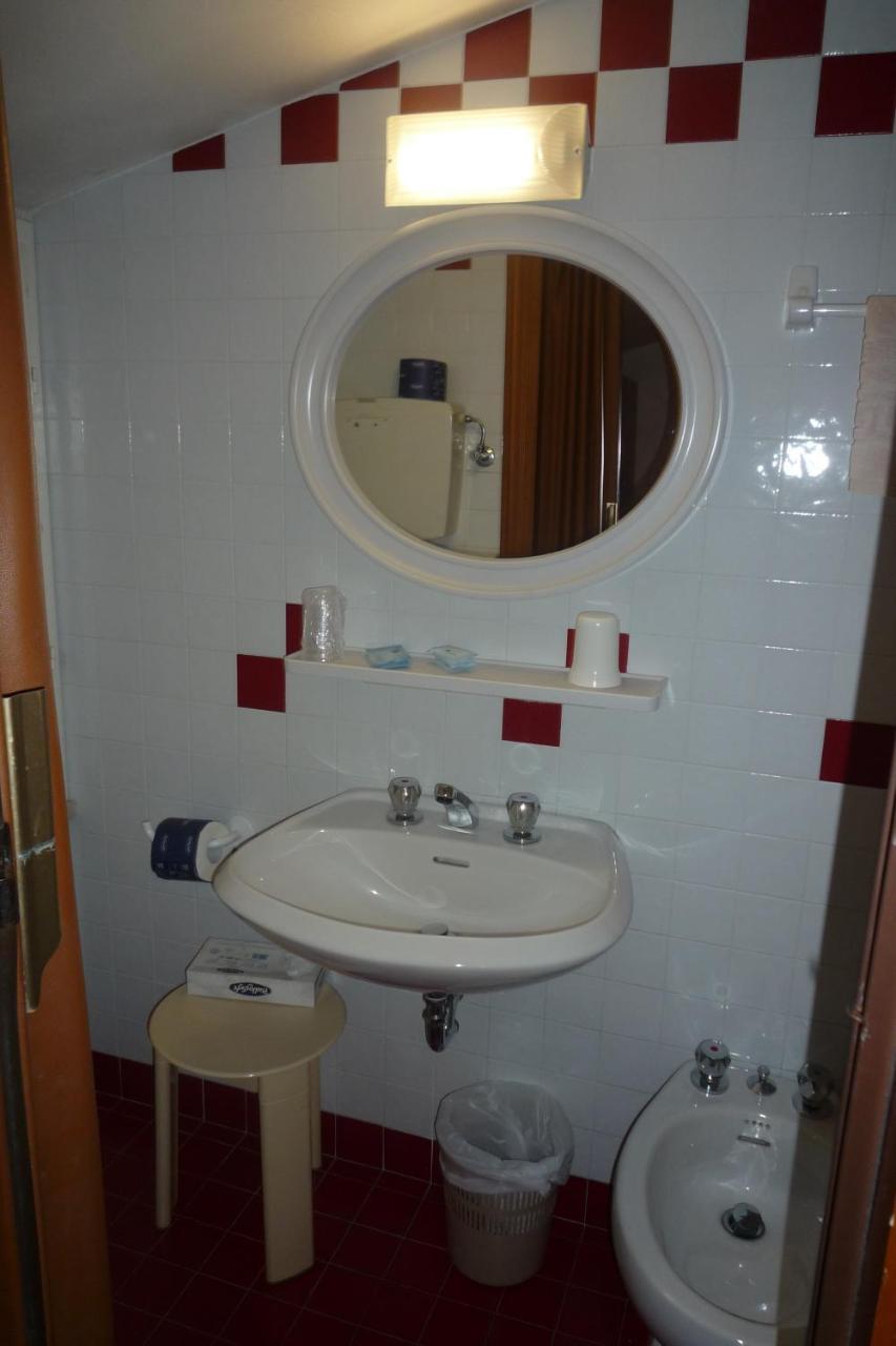 Economy Triple Room,696450777:JPEG