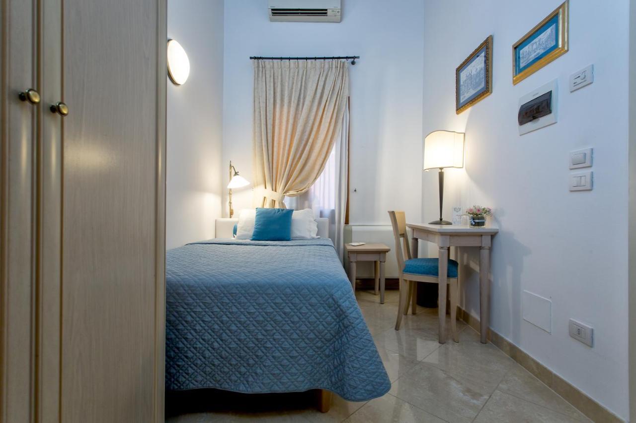 Single Room,696486702:JPEG