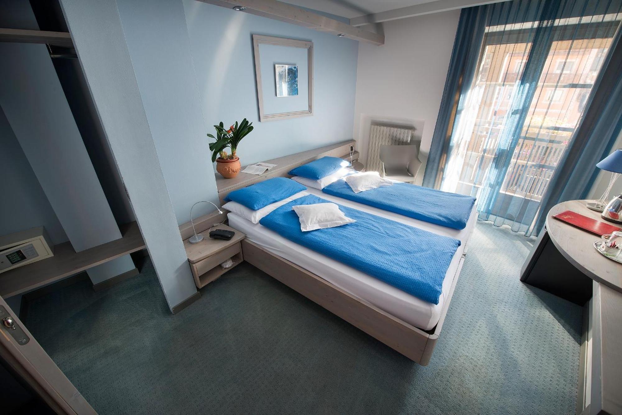 Double or Twin Room,698944179:JPEG